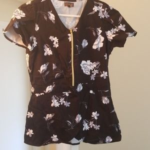 Jaanuu floral scrub top
